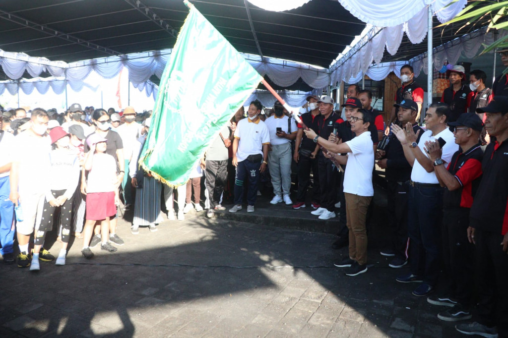 Sekda Badung Adi Arnawa Lepas Jalan Sehat di Desa Wisata Cemagi